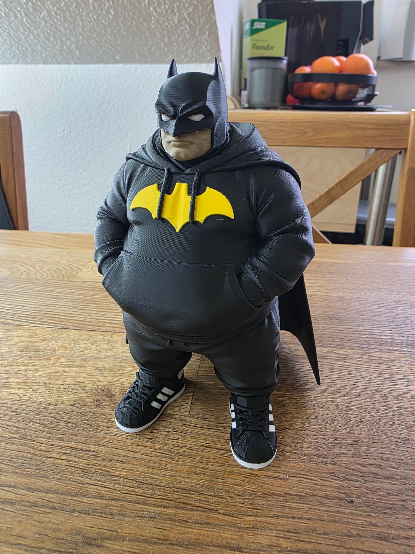 Συλλεκτική 3D Printed Φιγούρα Σκοτεινού Ήρωα με Κάπα – Διακοσμητικό Γραφείου