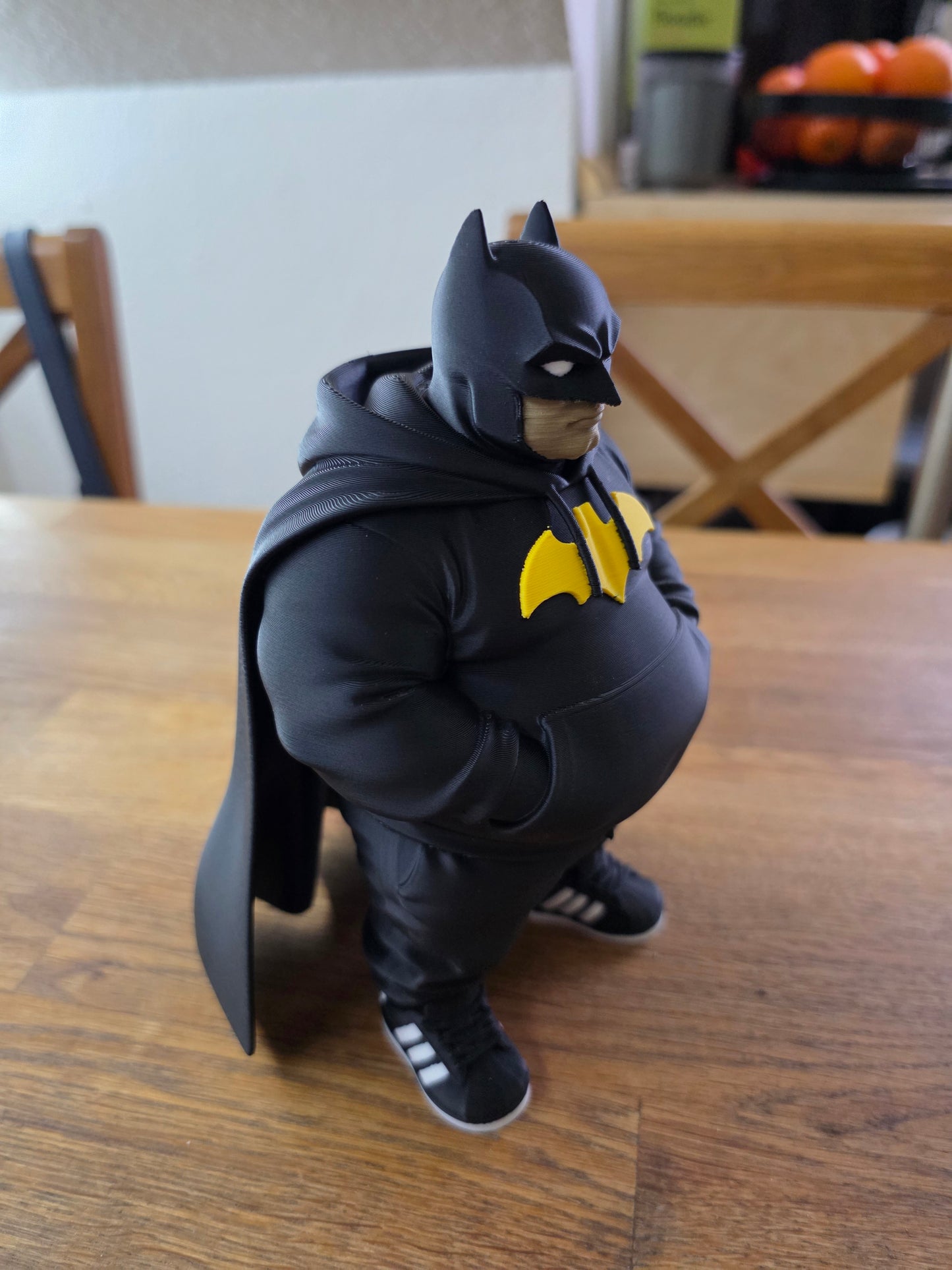 Συλλεκτική 3D Printed Φιγούρα Σκοτεινού Ήρωα με Κάπα – Διακοσμητικό Γραφείου
